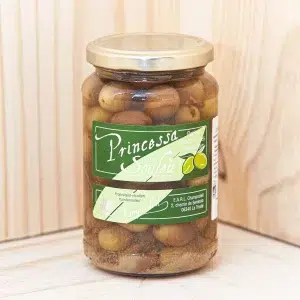 Explorez nos olives vertes "Princessa Doù Souleù", une variété qui offre une expérience gustative authentique, avec une chair juteuse et une saveur riche. Ces olives vertes, soigneusement sélectionnées et préparées, évoquent les plaisirs ensoleillés de la Méditerranée. Idéales pour les apéritifs, salades ou plats cuisinés, elles apportent une touche de fraîcheur et d'authenticité à chaque bouchée. Parfaites pour les gourmets en quête de produits de qualité, nos olives "Princessa Doù Souleù" sont une invitation à savourer les délices méditerranéens dans toute leur simplicité et leur générosité.