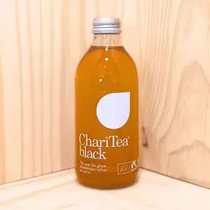 Charitea Black vous propose un thé noir authentique. Qui combine savoir-faire artisanal et passion pour une expérience gustative riche et profonde. Ce thé noir est élaboré avec des feuilles de thé soigneusement sélectionnées, offrant une infusion robuste aux saveurs intenses et complexes. Ses notes riches de fruits secs et de malt vous invitent à savourer un moment de dégustation intense et satisfaisant. Charitea Black est idéal pour ceux qui recherchent une boisson énergisante et réconfortante, parfaite pour démarrer la journée ou pour accompagner vos moments de réflexion. Avec chaque tasse, vous apprécierez l’élégance du thé noir dans sa forme la plus pure et authentique. Offrant un véritable moment de plaisir pour les amateurs de thé.