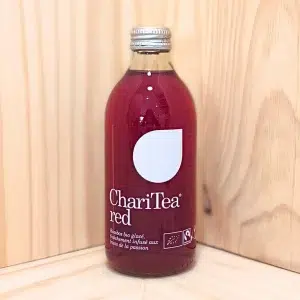 Charitea Red vous offre un rooibos doux et apaisant. Créé avec soin pour vous offrir une expérience gustative agréable et réconfortante. Ce rooibos, naturellement sans caféine, est préparé à partir de feuilles de rooibos de haute qualité. Qui infusent des saveurs douces et légèrement sucrées. Sa richesse en antioxydants et ses arômes apaisants en font une boisson idéale pour une pause détente en fin de journée. Chaque gorgée de Charitea Red vous enveloppe dans une chaleur douce et un confort réconfortant, parfaite pour vous offrir un moment de calme et de relaxation.