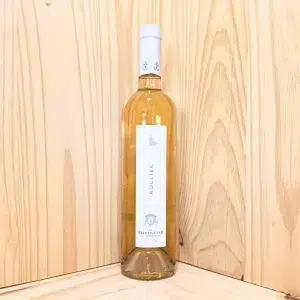 Rollier blanc de Château La Martinette est un vin blanc éclatant et raffiné, issu de vignes cultivées biologiquement. Ce vin se distingue par ses arômes délicats de fleurs blanches telles que le jasmin et le lys, associés à des notes fraîches de fruits comme la poire et la pomme verte. Sa texture soyeuse et sa vivacité en font un choix parfait pour accompagner des plats de poisson, des fruits de mer ou des fromages frais. Rollier blanc capture toute la pureté et la finesse du terroir provençal, offrant une expérience gustative élégante et rafraîchissante. Chaque bouteille est une ode à la beauté et à la richesse de la Provence.