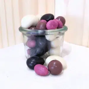 Laissez vous séduire par notre mélange choco 4 couleurs, une véritable invitation à un voyage gustatif coloré et gourmand. Ce mélange raffiné associe avec élégance des fruits secs croquants et une sélection de chocolats variés aux couleurs attrayantes. Vous découvrirez des morceaux de fruits secs et des éclats de chocolat enrobés dans une palette de teintes vives, offrant un festival de saveurs et de textures à chaque bouchée. Le contraste entre le chocolat doux et les fruits secs croquants crée une harmonie parfaite, idéale pour une pause sucrée ou pour partager lors de moments conviviaux. Ce mélange choco 4 couleurs est parfait pour ceux qui recherchent une collation à la fois gourmande, équilibrée et visuellement plaisante. Offrez vous ou offrez à vos proches cette expérience savoureuse qui combine douceur, croquant et onctuosité pour un plaisir gourmand inoubliable.