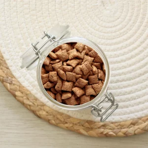 Découvrez nos choconoisette, des céréales pour le petit déjeuner alliant croustillant et fondant. Elles sont parfaites pour commencer la journée de manière gourmande et satisfaisante. Chaque pépite enrobée de chocolat cache un cœur tendre de noisette, créant une expérience gustative unique à chaque bouchée. Ces céréales sont non seulement délicieuses mais aussi idéales pour ajouter une touche de plaisir à votre matinée. Savourez le contraste entre le chocolat croquant et la noisette douce avec nos choconoisette. Offrez vous un petit déjeuner équilibré et plein de saveurs pour bien démarrer votre journée.