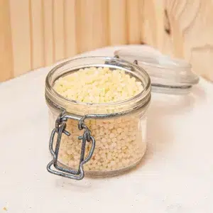 Découvrez notre cire d'abeille jaune, un produit cosmétique de qualité supérieure reconnu pour sa texture riche et onctueuse. Sa fragrance douce et mielleuse crée une expérience sensorielle agréable tout en offrant une hydratation luxueuse à votre peau. Enrichie de propriétés nourrissantes, cette cire apaise et protège la peau, la laissant douce, souple et subtilement parfumée. Utilisée dans divers produits de soin, elle est le secret pour une peau soyeuse et bien hydratée. Ajoutez une touche de luxe à votre routine beauté avec notre cire d'abeille, parfaite pour confectionner des baumes, crèmes ou soins maison. Faites l'expérience de l'excellence en cosmétique avec cette cire de choix.