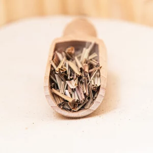 La feuille de citronnelle, avec ses tiges élancées et son parfum citronné, évoque une expérience sensorielle tropicale. Reconnue pour ses qualités apaisantes, elle offre une escapade olfactive exotique et rafraîchissante. Utilisée dans de nombreuses cuisines asiatiques, la citronnelle ajoute une touche de vivacité aux plats, tout en libérant un arôme citronné agréable. Ses propriétés digestives et relaxantes en font également un choix populaire pour les infusions et les produits de bien-être. Que vous cherchiez à enrichir vos recettes culinaires ou à vous détendre avec une tasse de tisane, la feuille de citronnelle est une option polyvalente et délicieuse.