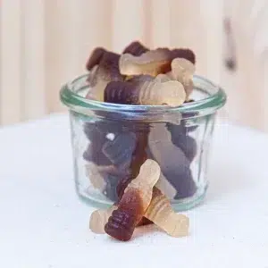 Découvrez nos confiserie bouteilles cola, des bonbons gélifiés qui capturent le goût rafraîchissant et pétillant du cola dans chaque bouchée. Ces confiseries, aux formes iconiques de petites bouteilles de cola, offrent une expérience gustative amusante et nostalgique. Leur texture gélifiée est à la fois tendre et agréable, tandis que leur saveur authentique vous plonge dans l’univers des friandises classiques. Parfaits pour satisfaire vos envies de douceurs sucrées. Ces bonbons sont également idéaux pour partager lors de moments conviviaux ou comme une petite récompense sucrée. Offrez vous une pause gourmande et pétillante avec ces bonbons qui raviront les amateurs de cola et les amateurs de confiseries en quête de saveurs réconfortantes.