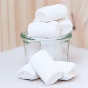 Appréciez nos confiserie guimauves, de délicieux nuages sucrés et moelleux qui fondent délicatement dans la bouche. Ces petites douceurs, légères et aériennes, sont fabriquées avec des ingrédients de qualité pour offrir une texture exceptionnellement douce et un goût délicat. Parfaites pour grignoter à tout moment de la journée, ces guimauves sont également idéales pour ajouter une touche de douceur à vos boissons chaudes, comme un chocolat chaud ou un café. Avec leur saveur douce et leur texture fondante, elles apportent un moment de plaisir simple et réconfortant. Que ce soit pour une pause gourmande ou pour partager avec vos proches. Ces confiseries guimauves sont un choix parfait pour satisfaire vos envies de sucré.