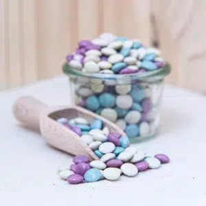 Savourez nos confiseries mini dragées au chocolat, de petites douceurs croquantes enrobées d'un chocolat onctueux. Chaque dragée offre une expérience gourmande avec un contraste parfait entre une coque croquante et un intérieur chocolaté fondant. Ces mini dragées sont idéales pour une collation élégante, apportant une touche de sophistication à vos pauses gourmandes. Elles peuvent également servir à décorer vos desserts, ajoutant une touche raffinée et délicieuse à vos créations sucrées. Parfaites pour les moments de partage ou les occasions spéciales, cette confiserie mini dragées séduira par son goût riche et sa présentation attrayante, offrant un plaisir simple et sophistiqué.