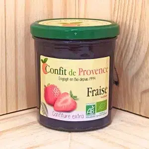 Succombez à notre exquise confiture de fraise, préparée avec une variété de gros fruits résistant parfaitement à la cuisson, offrant ainsi de beaux morceaux pour une texture généreuse. Cette confiture capture toute la fraîcheur et la douceur des fraises mûres, apportant une touche de gourmandise à vos petits déjeuners et desserts. Étalez la sur du pain frais, des crêpes ou des scones pour une expérience gustative inégalée. Sa saveur authentique et sa texture riche font de cette confiture un incontournable pour les amateurs de produits artisanaux de qualité.
