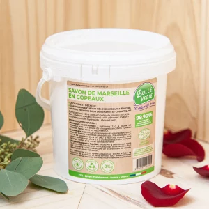 Les copeaux de savon de Marseille sont fabriqués à partir de l'huile de coco par saponification à chaud, ce qui leur permet de conserver naturellement leur glycérine. Ils génèrent une mousse dense et crémeuse, assurant un lavage efficace et doux du linge. Sans conservateurs, colorants ou parfums ajoutés, ces copeaux sont biodégradables et respectueux de l'environnement. Ils sont idéaux pour une utilisation en machine ou en lavage à la main. Offrant une solution de nettoyage traditionnelle et naturelle. Ces copeaux de savon sont également adaptés pour les recettes de produits d'entretien faits maison, ajoutant une touche de pureté et de qualité à votre routine de lavage.