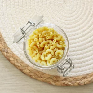 Découvrez nos coquillettes blanches, des pâtes légères et rapides à préparer pour accompagner tous vos plats préférés. Fabriquées avec de la semoule de blé dur de haute qualité, ces coquillettes offrent une texture tendre et délicate qui se marie parfaitement avec une variété de sauces et d’ingrédients. Parfaites pour des plats en gratin, des soupes ou des salades, ces pâtes sont idéales pour des repas simples et savoureux. Leur petite taille et leur forme accueillante les rendent adaptées pour les plats familiaux comme les repas rapides entre amis. Offrez-vous un goût authentique et une cuisson parfaite avec ces coquillettes blanches.