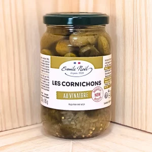 Découvrez nos cornichons au vinaigre, des petits délices croquants et savoureux qui apportent une touche piquante à vos repas. Nous sélectionnons ces cornichons avec soin et les marions dans un mélange d’épices fines et de vinaigre pour un goût authentique et rafraîchissant. Ils sont parfaits pour accompagner vos plateaux de charcuterie, sandwiches, salades, et apéritifs. Ils ajoutent une note acidulée et légèrement épicée à chaque bouchée. Sans additifs ni conservateurs, nous préparons nos cornichons à partir d’ingrédients naturels, vous offrant une qualité irréprochable et un goût incomparable. Prêts à être dégustés, ils constituent la touche finale idéale pour vos créations culinaires. Offrez vous le plaisir de croquer dans des cornichons au vinaigre délicieusement assaisonnés.