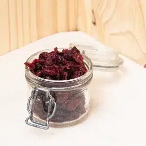 Explorez nos délicieuses cranberries au sucre, de petits fruits rouges délicieusement sucrés et légèrement acidulés. Elles conservent leur saveur naturelle tout en étant légèrement enrobées de sucre pour une conservation optimale. Elles sont parfaites pour un snack sain et énergisant ou pour ajouter une touche sucrée à vos plats. Nos cranberries au sucre sont idéales pour vos pâtisseries, vos salades ou vos céréales. Apportez une explosion de saveurs sucrées dans vos recettes et plats ou comme en-cas. Savourez leur goût sucré et leur texture parfaite pour un moment gourmand.
