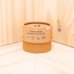La crème beurre karité solide enrichie est conçue pour offrir une nutrition en profondeur et une protection universelle pour votre peau. Idéale pour le visage, les mains et le corps, cette crème convient à toute la famille et se décline en trois variantes spécifiquement formulées pour répondre à divers besoins : une hydratation intense, une protection contre les irritations ou un soin réparateur. Sa formule riche en beurre de karité assure une texture onctueuse qui pénètre rapidement dans la peau, apportant douceur, confort et protection. Que ce soit pour le soin quotidien ou pour des moments de détente, cette crème beurre karité solide vous offre une solution pratique et efficace pour un soin complet.
