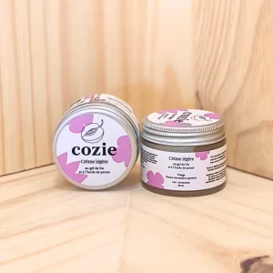 Découvrez notre crème légère au gel de lin et à l'huile de prune, une émulsion délicate qui hydrate, assouplit et illumine tous les types de peaux. Cette formule unique combine le gel de lin, connu pour ses propriétés hydratantes et apaisantes, avec de l'huile de prune vierge obtenue par première pression à froid, ce qui préserve tous les nutriments essentiels de la prune d'Ente. Cette crème légère pénètre rapidement sans laisser de film gras, offrant une hydratation en profondeur tout en illuminant votre teint. Sa texture soyeuse et non collante en fait un soin parfait pour un usage quotidien, laissant votre peau nourrie, douce et radieuse. Idéale pour une routine de soin qui allie efficacité et confort.