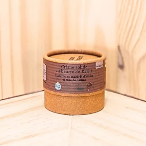 La crème macérât arnica solide enrichie est conçue pour offrir une nutrition efficace des couches supérieures de la peau tout en garantissant une protection universelle. Sa formulation riche, enrichie en extraits d'arnica, est idéale pour le visage, les mains et le corps, et convient à tous les membres de la famille, jeunes et moins jeunes. Cette crème solide est disponible en trois variantes, chacune répondant à des besoins spécifiques : hydratation intense, protection contre les irritations ou encore soin réparateur. Sa texture onctueuse fond au contact de la peau, la laissant douce, nourrie et protégée. Parfaite pour un usage quotidien, cette crème macérât arnica allie efficacité et praticité pour un soin complet et adapté à chaque besoin.