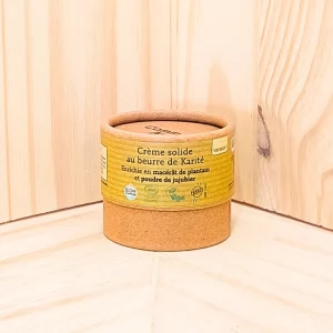 La crème macérât plantain solide enrichie est spécialement formulée pour nourrir les couches supérieures de la peau tout en offrant une protection polyvalente. Conçue pour être utilisée sur le visage, les mains et le corps, elle convient à toute la famille, y compris les peaux les plus sensibles. Enrichie en macérât plantain, cette crème solide se décline en trois variantes, chacune apportant des bienfaits particuliers. Tels que l'hydratation intense, la protection contre les agressions extérieures ou le soulagement des irritations. Sa texture riche pénètre rapidement, laissant la peau douce et bien protégée. Ce soin pratique et efficace est idéal pour un usage quotidien, apportant confort et soin à votre épiderme.