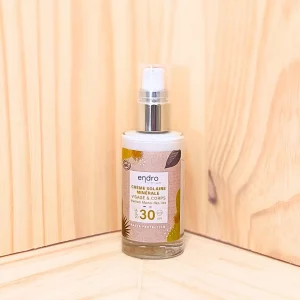 Découvrez notre crème solaire SPF30 bio, conçue pour offrir une protection efficace contre les rayons UVA et UVB grâce à une formulation naturelle. Sa texture fluide et légère assure une application facile et un fini non gras, permettant une utilisation quotidienne agréable. Ce produit résistant à l'eau est idéal pour vos moments en extérieur, offrant une protection solaire fiable pour vous et votre famille. Enrichie avec des ingrédients biologiques, cette crème solaire SPF30 prend soin de votre peau tout en respectant l'environnement. Parfait pour les journées ensoleillées, elle garantit une défense optimale contre les dommages causés par le soleil, tout en maintenant une peau douce et protégée.