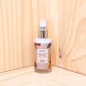 Protégez votre peau des rayons UVA et UVB avec notre crème solaire SPF50 bio, formulée à partir d'ingrédients naturels pour une protection solaire efficace. Sa texture fluide et légère s’étale facilement sur la peau, offrant un fini non collant qui permet une application agréable et uniforme. Ce produit résistant à l'eau est idéal pour les activités en plein air, garantissant une haute protection contre les dommages du soleil. Enrichie avec des ingrédients biologiques, cette crème solaire SPF50 est conçue pour être respectueuse de votre peau et de l'environnement, tout en vous offrant une défense maximale contre les agressions solaires.