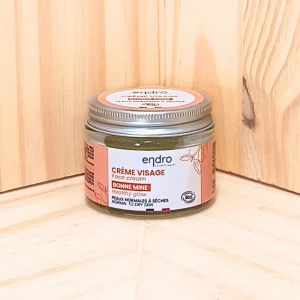 Explorez notre crème bonne mine, une crème hydratante conçue pour offrir un éclat naturel à tous les types de peau. Enrichie en huile de carotte, elle restaure le film hydrolipidique de votre peau, tout en fournissant une protection contre les agressions extérieures. Cette crème légère et fluide nourrit votre peau et sublime votre teint pour un effet bonne mine immédiat. En application quotidienne, elle aide à maintenir une peau radieuse et un teint lumineux. Ce soin est idéal pour préparer votre peau avant le maquillage ou pour une utilisation quotidienne afin d'obtenir une apparence naturellement éclatante.
