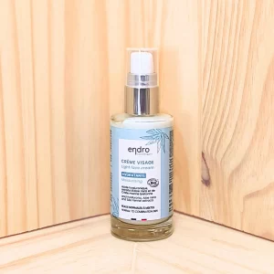 Explorez notre crème visage hydratante, spécialement conçue pour les peaux normales à mixtes et déshydratées. Sa texture fluide et légère est enrichie en acide hyaluronique, extrait d’aloe vera et huile de lin, offrant une hydratation profonde et un confort optimal. Ce soin pénètre rapidement sans laisser de film gras, apportant une hydratation durable et apaisante. Parfaite pour une utilisation quotidienne, cette crème nourrit votre peau tout en rétablissant son éclat naturel. Elle aide à équilibrer les zones mixtes et assure un teint frais et lumineux. Offrez à votre peau une hydratation en profondeur et un éclat naturel grâce à cette crème soignée et efficace.