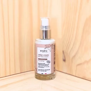Explorez notre crème riche visage nourrissante, spécialement formulée pour les peaux sèches à très sèches. Sa texture riche mais non grasse offre une hydratation intense et une protection durable. Enrichie en beurre de karité, huile de prune et macérât de calendula, cette crème nourrit profondément, apaise les irritations et renforce la barrière cutanée. Idéale pour les peaux en manque de confort, elle laisse votre peau douce, souple et intensément hydratée. Parfaite pour une application quotidienne, cette crème riche offre un soin nourrissant qui restaure l'équilibre de votre peau et lui procure un confort durable. Un produit de soin luxueux pour une peau nourrie et protégée.