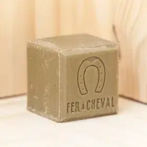 Découvrez l'essence même du savon de Marseille avec notre cube savon 100g, fabriqué selon les méthodes traditionnelles dans de grands chaudrons. Ce savon incarne l'authenticité et la simplicité des produits du Sud de la France. Hypoallergénique et polyvalent, il est idéal pour une routine de soin naturelle et saine, adaptée aussi bien pour le corps que pour les tâches ménagères. Sa petite taille le rend pratique à utiliser au quotidien et facile à transporter. Avec ce cube savon 100g de Marseille, vous optez pour une solution de qualité supérieure, offrant un nettoyage doux et respectueux de la peau, tout en soutenant les traditions artisanales.