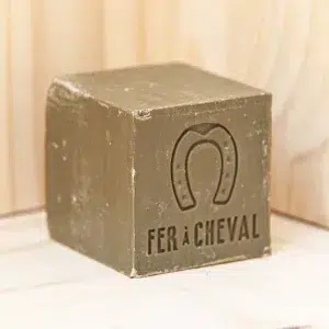 Adoptez la générosité avec notre cube savon 300g de Marseille, un produit emblématique qui incarne l’authenticité et la pureté du savon traditionnel. Ce savon est fabriqué selon une méthode ancestrale de saponification en chaudrons. Garantissant une qualité supérieure et une hypoallergénicité adaptée à toute la famille. Ce cube de savon est parfait pour une utilisation quotidienne sur le corps ou pour les tâches ménagères. Sa formule douce nettoie en profondeur tout en respectant l’équilibre de la peau. Offrez vous une expérience authentique et riche en tradition avec ce cube savon 300g de Marseille, un choix fiable pour des soins efficaces et respectueux.