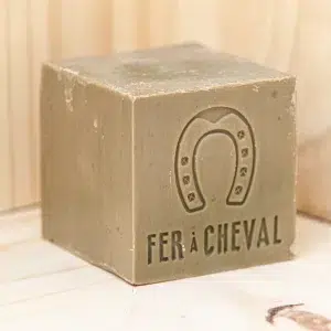 Adoptez la générosité avec notre cube savon 600g de Marseille, un véritable emblème d’authenticité et de pureté. Fabriqué selon une méthode traditionnelle de saponification en chaudrons, ce savon généreux se distingue par sa formule hypoallergénique, convenant aussi bien pour le corps que pour les tâches ménagères. Sa texture riche et crémeuse nettoie en douceur tout en respectant l'équilibre naturel de la peau. Ce cube est une option idéale pour toute la famille, offrant un produit de haute qualité pour des soins quotidiens. Avec ses propriétés naturelles, ce cube savon 600g assure une propreté efficace et une hydratation optimale, tout en restant fidèle aux traditions du savon de Marseille.