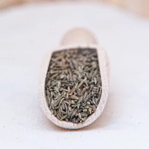 Découvrez nos graines de cumin, un incontournable de la cuisine qui ajoute une saveur chaleureuse et terreuse à vos plats. Cultivées avec soin, elles sont parfaites pour aromatiser les currys, les ragoûts et les plats épicés. Leur goût distinctif et légèrement piquant rehausse les recettes en leur apportant une profondeur unique. Utilisées entières ou moulues, elles s'intègrent facilement dans une variété de préparations culinaires, des marinades aux soupes. Riches en antioxydants et bienfaits pour la digestion, nos graines de cumin offrent non seulement une explosion de saveurs mais aussi des avantages pour votre santé. Ajoutez une touche authentique et savoureuse à vos créations avec nos graines de cumin de qualité supérieure.