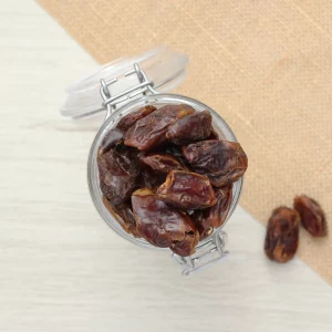 Explorez nos dattes dénoyautées, une douceur naturelle et énergisante prête à déguster telle quelle. Nos dattes sont cultivées avec soin et offrent une texture moelleuse et une saveur délicieusement sucrée. Elles sont idéales comme en-cas ou en ajout à vos recettes sucrées ou salées. Que vous les dégustiez seules ou les incorporiez dans des plats et recettes variées, les dattes dénoyautées apportent une touche sucrée de douceur naturelle. Riches en nutriments, elles sont aussi une excellente source d’énergie pour les sportifs. Optez pour nos dattes pour une collation gourmande et pleine de bienfaits.