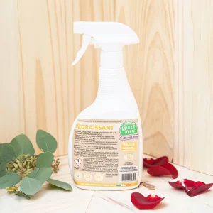 Le dégraissant pour cuisine élimine efficacement les graisses tenaces sur diverses surfaces, telles que les plaques de cuisson et l'inox. Sa formule puissante facilite l'émulsion des graisses, permettant un rinçage facile et rapide. Ce produit est également sécuritaire pour une utilisation sur des surfaces en contact avec des aliments, ce qui le rend parfait pour un nettoyage approfondi de votre cuisine. Il est parfumé aux huiles essentielles de citron, offrant une fragrance fraîche et agréable pendant l'utilisation. Avec ce dégraissant, vous pouvez facilement maintenir votre cuisine propre et brillante. En éliminant efficacement les résidus gras et en laissant une odeur rafraîchissante.