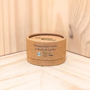 Le démaquillant jojoba est une solution douce et efficace pour éliminer toutes les impuretés de la journée. Sa formule, enrichie en huile de jojoba, assure un démaquillage en douceur tout en nettoyant votre visage. Ce produit est adapté à un usage quotidien et convient à tous les types de peau, même les plus sensibles. Testé sous contrôle dermatologique, il nettoie en profondeur tout en hydratant votre peau, laissant votre visage propre, doux et protégé. Ce démaquillant jojoba combine efficacité et douceur, pour un soin complet qui prépare votre peau à une nouvelle journée ou à une nuit de repos, tout en respectant votre épiderme.