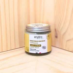 Explorez le dentifrice goût citron en pâte, une solution naturelle et zéro déchet pour votre hygiène bucco-dentaire. Sa texture en pâte vous offre une expérience familière, proche des dentifrices traditionnels, tout en vous permettant de faire un choix plus durable et écologique. Ce dentifrice goût citron nettoie en douceur, rafraîchit l’haleine et est disponible en deux parfums gourmands. Sa formule efficace assure un nettoyage complet des dents et une protection contre les caries, tout en apportant une note de fraîcheur citronnée agréable. Adapté à une utilisation quotidienne, il est parfait pour ceux qui souhaitent allier soin bucco-dentaire et respect de l'environnement.