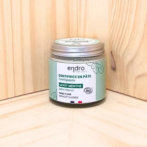 Explorez le dentifrice goût menthe en pâte, une option naturelle et zéro déchet pour remplacer les dentifrices industriels. Sa texture en pâte, semblable à celle des dentifrices conventionnels, facilite la transition vers une routine plus écologique tout en offrant une expérience de brossage agréable. Ce dentifrice goût menthe assure un nettoyage efficace des dents et une haleine fraîche grâce à ses ingrédients naturels. Disponible en deux parfums gourmands, il est conçu pour offrir une protection quotidienne contre les caries et les problèmes bucco-dentaires tout en respectant l'environnement avec une approche zéro déchet.
