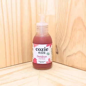 Découvrez notre dentifrice kids fraise, spécialement formulé pour les dents de lait et les gencives délicates des enfants. Sa formule naturelle et douce est enrichie en fluor, conformément aux recommandations de l'Union Française pour la Santé Bucco-Dentaire, afin d'assurer une hygiène bucco-dentaire efficace et adaptée aux plus jeunes. Ce dentifrice kids fraise assure un nettoyage en douceur tout en renforçant l’émail des dents et en prévenant les caries. Sa saveur agréable de fraise rend le brossage des dents amusant et agréable pour les enfants. Ce produit est le choix idéal pour les parents soucieux de la santé bucco-dentaire de leurs enfants.