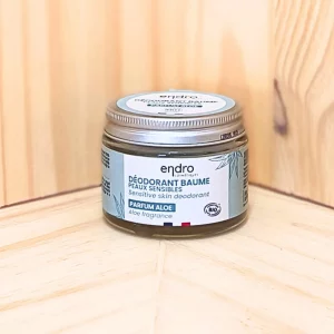 Explorez notre déo baume aloé vera, certifié bio et 100% naturel, conçu pour les peaux sensibles. Ce déodorant se distingue par sa texture en baume qui pénètre rapidement et est facile à appliquer. Sans bicarbonate, il est spécialement formulé pour les peaux délicates ou sujettes aux irritations. Il est disponible en deux parfums naturels, offrant une protection efficace contre les odeurs tout en respectant les besoins des peaux sensibles. Parfait pour une utilisation quotidienne, ce déo baume aloé vera assure une fraîcheur durable avec un soin doux et respectueux de votre peau.