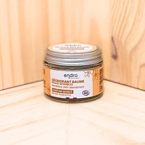Explorez notre déo baume monoï, certifié bio et 100% naturel, spécialement formulé pour les peaux sensibles. Sa texture en baume est légère et pénètre rapidement, offrant une alternative douce aux déodorants conventionnels. Ce déo baume monoï régule la transpiration sans bicarbonate, ce qui le rend idéal pour les personnes à la peau fragile ou intolérante. Disponible en deux parfums, il combine efficacité et respect des besoins des peaux sensibles. Parfait pour une utilisation quotidienne, il assure une fraîcheur durable tout en offrant un soin doux et naturel pour vos aisselles.
