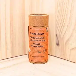 Le déodorant abricot solide est conçu pour être doux et efficace, même pour les peaux sensibles. Sans sel d'aluminium ni bicarbonate de soude, il régule la transpiration en respectant les processus naturels d’élimination des toxines. Ce déodorant lutte contre les mauvaises odeurs tout en offrant une douceur qui convient à toute la famille. Disponible en cinq versions parfumées, il vous permet de choisir parmi divers arômes, dont un parfum d’abricot agréable et rafraîchissant. Offrez à votre peau un déodorant abricot respectueux de votre bien-être tout en assurant une protection efficace et durable.