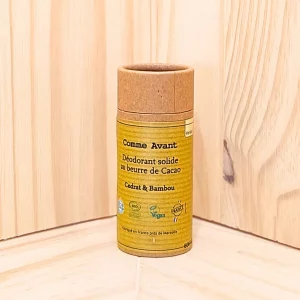 Le déodorant cédrat solide est un choix doux et efficace pour les peaux sensibles. Sans sel d'aluminium ni bicarbonate de soude, il régule la transpiration tout en respectant les processus naturels d’élimination des toxines. Sa formule unique combat les mauvaises odeurs tout en offrant une sensation de fraîcheur agréable. Adapté à tous, ce déodorant est disponible en cinq versions parfumées, vous permettant de choisir l’arôme qui vous convient le mieux. Profitez d’un déodorant cédrat qui allie respect de votre peau et efficacité durable, pour une journée entière de confort et de fraîcheur.