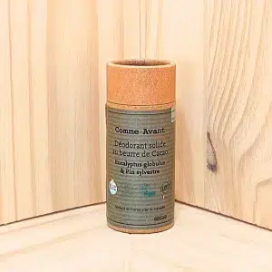 Le déodorant eucalyptus solide est conçu pour être doux et efficace, même pour les peaux les plus sensibles. Il respecte les processus naturels d’élimination des toxines sans recourir à du sel d'aluminium ni au bicarbonate de soude. Sa formule régule la transpiration et lutte contre les mauvaises odeurs, offrant une protection fiable et durable tout au long de la journée. Ce déodorant eucalyptus est disponible en cinq versions parfumées, vous permettant de choisir parmi différents arômes rafraîchissants. Adapté à tous les types de peau, il vous garantit une sensation de fraîcheur agréable et une efficacité optimale pour rester confiant et à l’aise au quotidien.