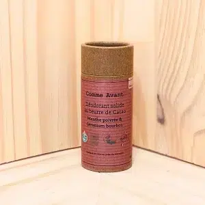 Le déodorant géranium solide est une solution douce et efficace pour les peaux sensibles. Sa formule respecte les processus naturels d’élimination des toxines sans utiliser de sel d'aluminium ni de bicarbonate de soude. Ce déodorant régule la transpiration tout en combattant les mauvaises odeurs. Offrant ainsi une protection efficace et naturelle tout au long de la journée. Il est disponible en cinq versions parfumées, chacune offrant une expérience aromatique unique, allant des notes fraîches aux arômes plus doux. Convient à tous les types de peau, ce déodorant géranium assure une fraîcheur durable et un confort optimal, que ce soit pour un usage quotidien ou pour des occasions spéciales.