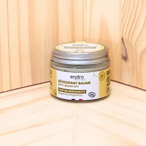 Explorez notre déo baume bergamote, une solution entièrement naturelle pour une protection efficace contre les mauvaises odeurs. Sa texture en baume fondante est facile à appliquer, offrant une alternative respectueuse de l'environnement aux déodorants conventionnels. Ce déo baume bergamote régule la transpiration et combat les mauvaises odeurs tout en préservant les processus naturels de votre peau. Il est disponible en quatre parfums, avec ou sans huiles essentielles, vous permettant de choisir un arôme agréable et naturel. Idéal pour une utilisation quotidienne, ce produit assure une fraîcheur durable et un confort optimal.
