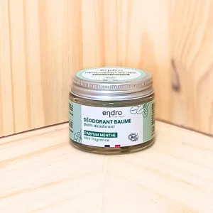 Explorez notre déo baume menthe, une formule entièrement naturelle pour une protection efficace contre les odeurs. Sa texture en baume est fondante et facile à appliquer, offrant une alternative idéale aux déodorants conventionnels. Ce déodorant respecte les processus naturels de transpiration tout en régulant les mauvaises odeurs. Disponible en quatre parfums, avec ou sans huiles essentielles, il vous permet de choisir la fragrance qui vous convient le mieux. Ce déo baume menthe est une option durable et respectueuse de votre peau, assurant une fraîcheur agréable tout au long de la journée.