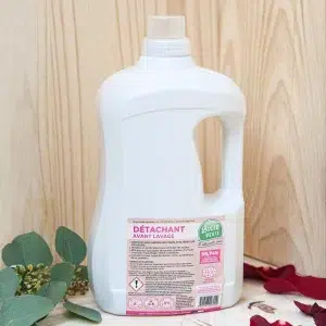 Le détachant avant lavage cible efficacement les taches résistantes tout en préservant les couleurs et la texture des tissus. Il agit sur une variété de taches, y compris celles de graisse, de vin, de chocolat, de maquillage et d'herbe. Adapté pour différents types de textiles comme le coton, la laine ou le synthétique, ce produit offre une solution polyvalente pour un nettoyage en profondeur avant le lavage. Sa formule est conçue pour éliminer les impuretés sans abîmer les fibres des vêtements. Utilisé avant le lavage, le détachant prépare le linge pour un nettoyage optimal, garantissant que les taches tenaces sont traitées de manière efficace.