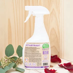 Le détartrant est conçu pour éliminer les dépôts de calcaire dans la salle de bain, y compris sur les baignoires et les lavabos. Sa formule efficace restaure l’éclat des surfaces ternies par le calcaire et laisse un parfum agréable grâce à l’huile essentielle de citron. Ce produit est idéal pour un entretien régulier et complet de votre salle de bain, offrant une solution pour des surfaces propres et fraîches. En éliminant les traces de calcaire, il contribue à maintenir vos équipements en bon état tout en prévenant l'accumulation future de dépôts. Pour une salle de bain impeccable et éclatante, ce détartrant est un choix pratique et efficace.