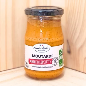 Savourez notre moutarde au piment d'Espelette, une recette provençale qui capture les saveurs ensoleillées du Sud-Ouest. Cette création unique marie le piquant subtil du piment d'Espelette à la richesse de la tradition culinaire régionale, offrant un condiment authentique et savoureux. Idéale pour accompagner viandes, poissons et légumes, cette moutarde rehausse vos plats avec une touche épicée et aromatique. Découvrez une expérience gustative inédite avec cette moutarde piment Espelette au caractère bien trempé, parfaite pour les amateurs de cuisine audacieuse et de saveurs intenses.