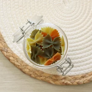 Découvrez nos farfalles tricolores, des pâtes colorées qui ajoutent une touche ludique à vos plats. Fabriquées à partir de semoule de blé dur et agrémentées de tomate et d'épinards, ces farfalles offrent une explosion de couleurs et une saveur délicate. Leur forme de papillon capture les sauces et les assaisonnements, tandis que les couleurs vives, rouge et vert, apportent une touche festive à vos repas. Idéales pour des salades de pâtes, des plats en sauce ou des accompagnements, ces farfalles tricolores sont parfaites pour apporter joie et variété à votre cuisine quotidienne.