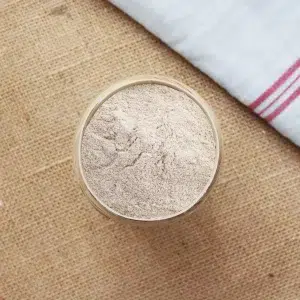 Explorez notre farine de blé T80, une option semi-complète idéale pour des préparations nutritives et savoureuses. Cette farine est obtenue par une mouture légèrement plus complète que les farines blanches. Ce qui lui permet de conserver une partie du son de blé. Cela lui confère une texture plus rustique et une richesse en fibres qui rehausse vos recettes. Parfaite pour la fabrication de pains, de pâtisseries, ou même pour épaissir des sauces, elle apporte un goût authentique et une valeur nutritionnelle supérieure. Découvrez comment cette farine de blé T80 enrichit vos créations culinaires avec des ingrédients à la fois sains et délicieux.