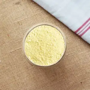 Découvrez notre farine de pois chiches, une alternative sans gluten offrant une texture légère et une saveur délicate pour vos recettes maison. Fabriquée à partir de pois chiches soigneusement sélectionnés et moulus finement. Elle est idéale pour préparer des crêpes, des pâtes fraîches, des panures croustillantes ou encore des soccas authentiques. Sa richesse en protéines et en fibres en fait un choix nutritif pour enrichir votre alimentation. Explorez les possibilités culinaires infinies avec notre farine de pois chiches et apportez une touche de créativité à vos plats sans gluten. Que vous souhaitiez préparer des en-cas ou des repas complets, cette farine est votre alliée pour des recettes délicieuses et équilibrées.