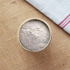 Découvrez notre farine de sarrasin, une option sans gluten offrant une saveur intense et une texture rustique pour toutes vos préparations culinaires. Moulue à partir de grains de sarrasin soigneusement sélectionnés, elle est idéale pour préparer des crêpes, des galettes ou des recettes sans gluten. Sa richesse en nutriments et son goût distinctif ajoutent une touche authentique à vos plats faits maison. Utilisez notre farine de sarrasin pour réaliser des recettes traditionnelles comme les galettes bretonnes ou explorez de nouvelles créations culinaires. Elle est parfaite pour ceux qui cherchent à enrichir leur alimentation avec des ingrédients naturels et savoureux.